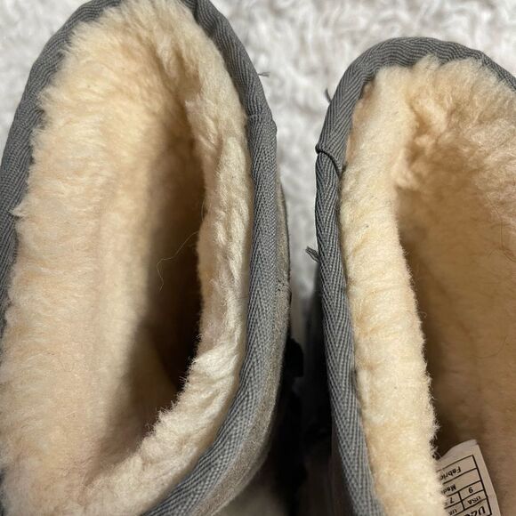 UGG Women's Gray Suede Boots side zipper wool lining SZ9 - Picture 13 of 13